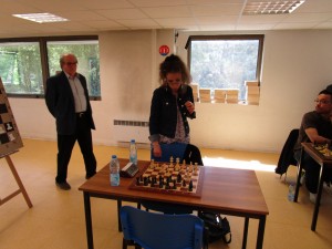 Marie développe son attaque contre Jules sous l’œil avisé de Claude, venu cette fois en simple spectateur