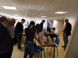 Pendant que Jules "fait le ménage" sur ses échiquiers, l'attention des spectateurs se détourne soudain vers la partie entre les deux champions. Il y a même la caméra de VO TV !