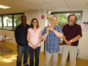 Didier posant fièrement avec la Coupe, entouré de certains de ses héroïques coéquipiers