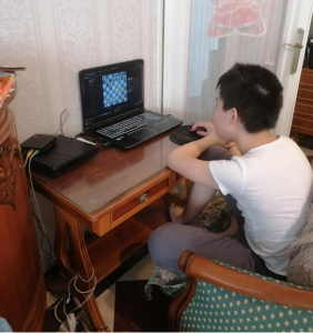 Paul, très concentré, devant son ordinateur.