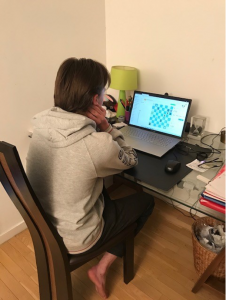 Nathan, concentré sur sa partie, dévoile son secret : jouer pieds nus :)