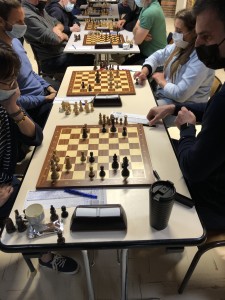 D'ici quelques coups le cavalier f1 sera en g5 et la dame g1 en h8 scellant le sort du roi noir. 