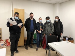 L'arbitre Jocelyn Azzegag et l'équipe de Cergy-Pontoise, après sa brillante victoire.